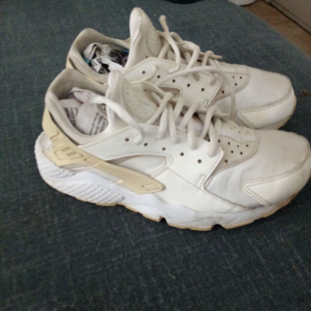 White and Cream NIKE Sneakers Crack In Heel Nike Label